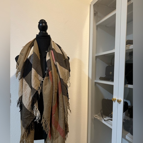 Burberry Merino scarf - Picture 1 of 11